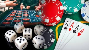 Antarmuka meja poker di abcslot88 menampilkan pemain, pot, dan kartu komunitas